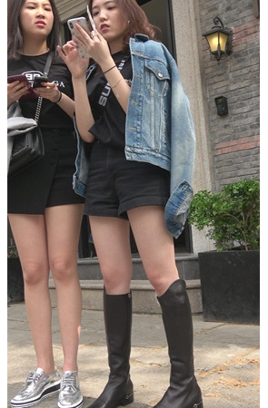 两个玩手机的小姐姐