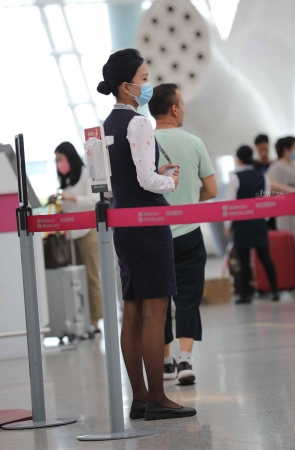 【街拍心灵】机场地勤制服街拍黑丝美腿