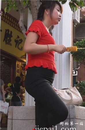 街拍红衣翘臀紧身裤少妇路边吃烤串 [531 MB]