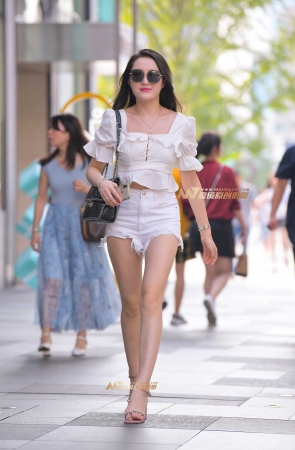 走路带风的女人