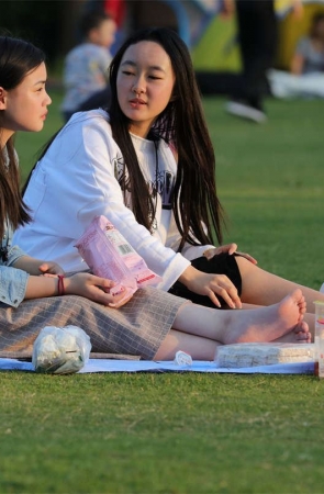 No1673 少女双姝，两双洁白的天然素足躺倒了，摆齐了给你看 第1套