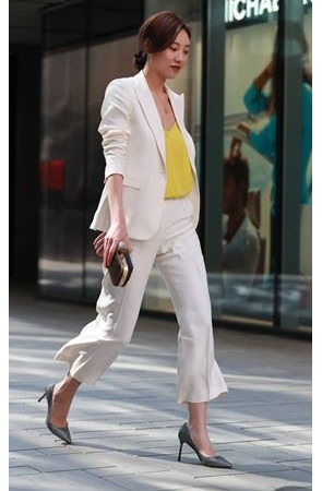 漂亮的职业休闲装美女(19P)