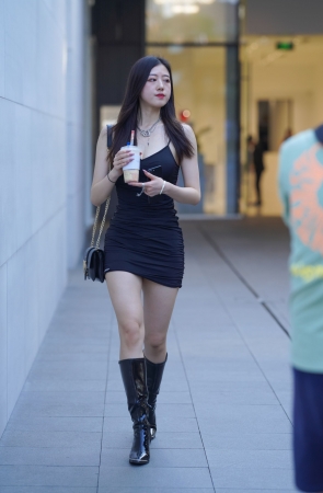 黑色吊带裙美女