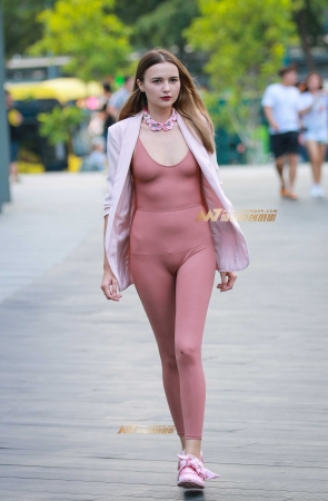 美丽的乌克兰姑娘预祝大赛圆满结束