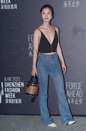深V装牛仔长裤美女