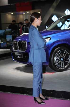 【街拍心灵】汽车销售顾问短街拍黑丝高跟