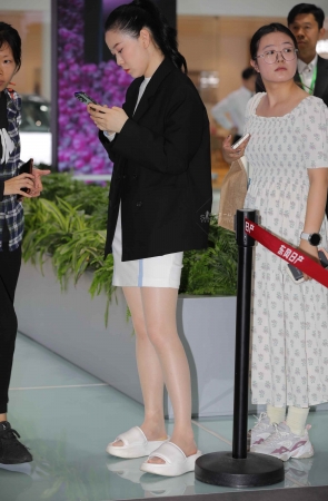 【街拍心灵】车展礼仪街拍肉丝穿两天了拖鞋歇歇