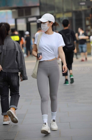 街拍弹力紧身美眉