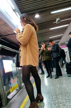 地铁站拍摄黑色丝袜牛仔短裤长腿妹子