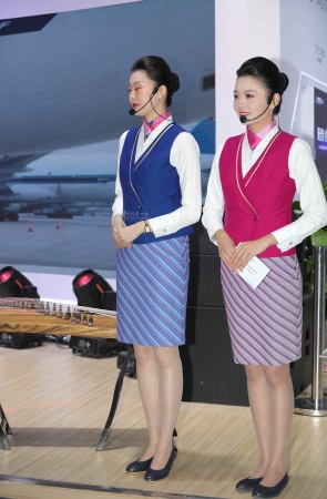 【街拍心灵】CZ航空姐超薄肉丝街拍高跟制服