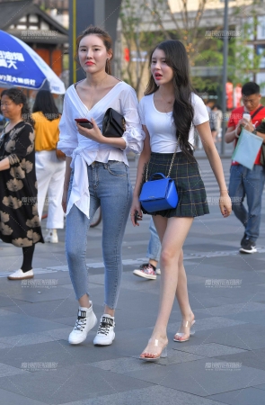 百褶裙美腿VS铅笔紧牛