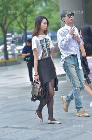 街拍黑丝小姐姐