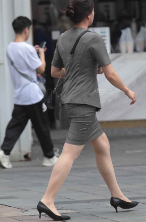 诱惑肉丝街拍高跟OL