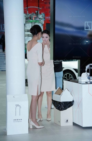 2024.11某大型che展裸腿足图集 17P