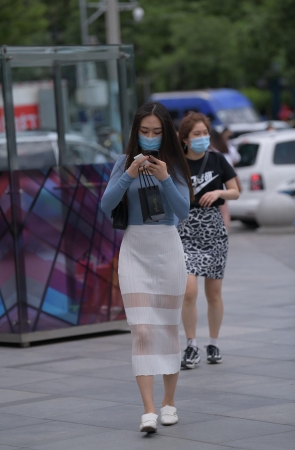 白色包臀长裙美女