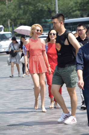 街拍格子裙黄发美女