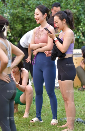 蓝色瑜伽紧身裤美女