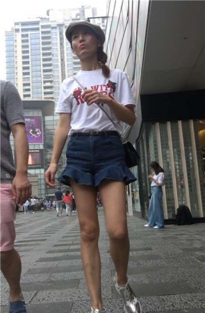 4K – 苗条细腿好身材街拍白T恤美女姐姐 [1.96 GB]