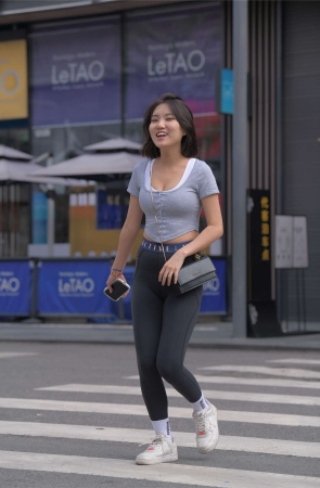 一始街拍作品 黑色瑜伽裤美女