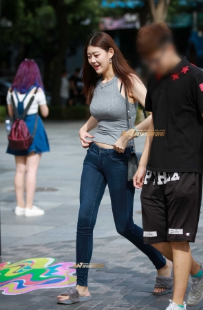 牛仔紧身长腿美眉