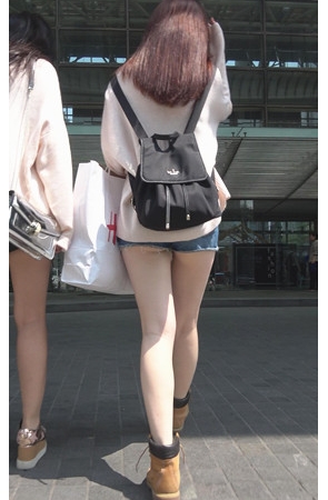白嫩美腿短裤美女