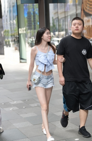 清秀脱俗-热裤美腿女生