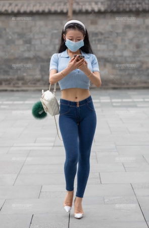 蜜桃小姐姐 尽显好身材