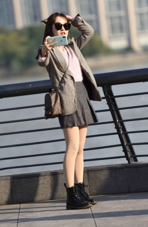 表情很丰富的街拍小妹妹