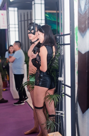 2019内衣展之黑色兔子