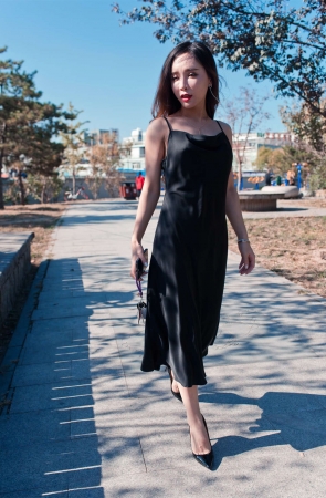 御风街拍 网红艾小青在石榴公园的裸足和黑丝