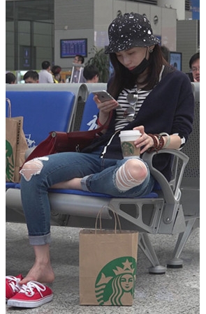 漂亮的红鞋美女