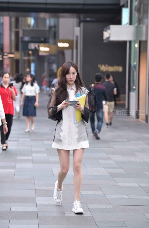 街拍甜美的肉丝袜小姐姐，走路别光顾着看手机哦。