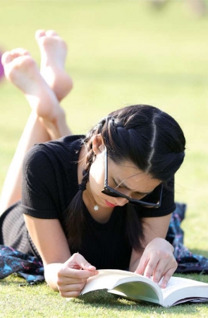 No1510 端庄典雅的女生，静静地翘起玉雕般纯净的少女素足 第2套