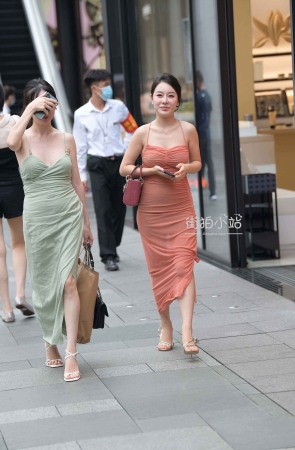 街拍吊带长裙白皙美女组合