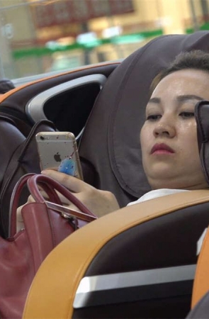 高跟，美足，成熟美女在享受按摩椅