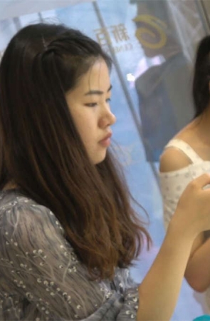 连衣裙少女性感的凉鞋嫩足