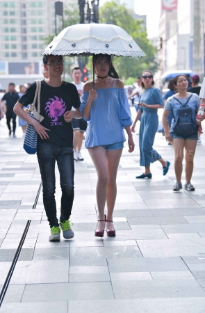 撑伞的一对情侣