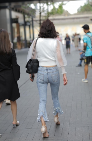 买口红的紧牛小姐姐