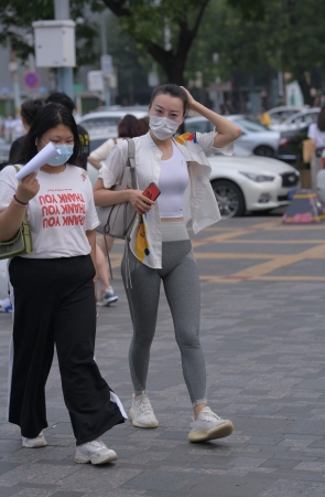 灰色紧身裤小姐姐