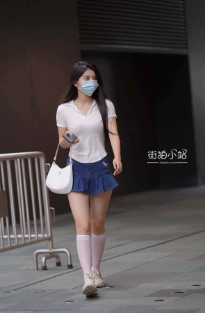 街拍清新有气质的牛仔小短裙美眉