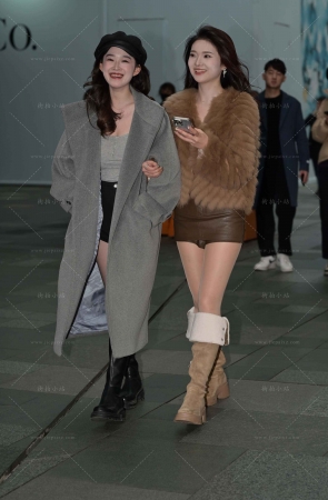 还是冬装的俩闺蜜