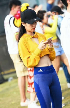 草坪上的紧身裤