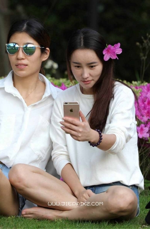 街拍清纯款长发女孩