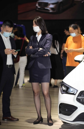 【街拍心灵】奔驰销shou街拍黑丝美腿哇塞