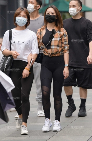 紧致黑色紧身裤