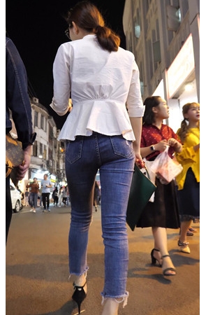 戴着眼镜的牛仔裤小姐姐