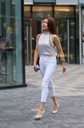 紧身白裤，高挑少妇