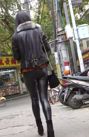 黑色紧身皮裤街拍苗条身材美臀美女