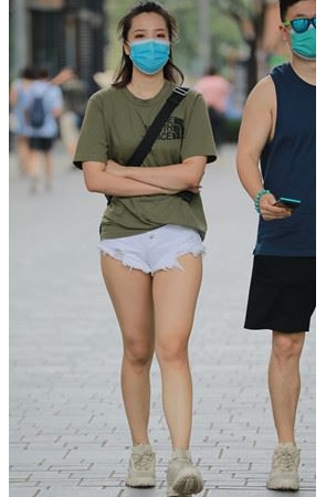 戴着口罩的漂亮小姐姐(56P)