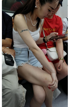 玩手机的裸腿妹子